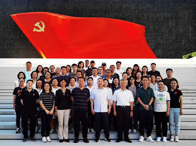 图为全体人员在中国共产党历史展览馆前集体合影